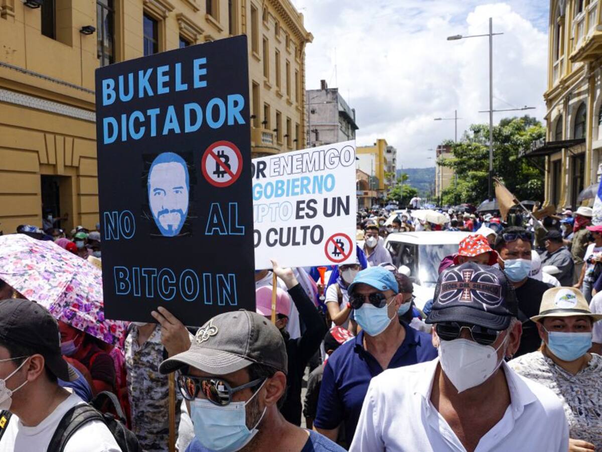 "Dictador de El Salvador": la nueva biografía de Twitter de Nayib Bukele