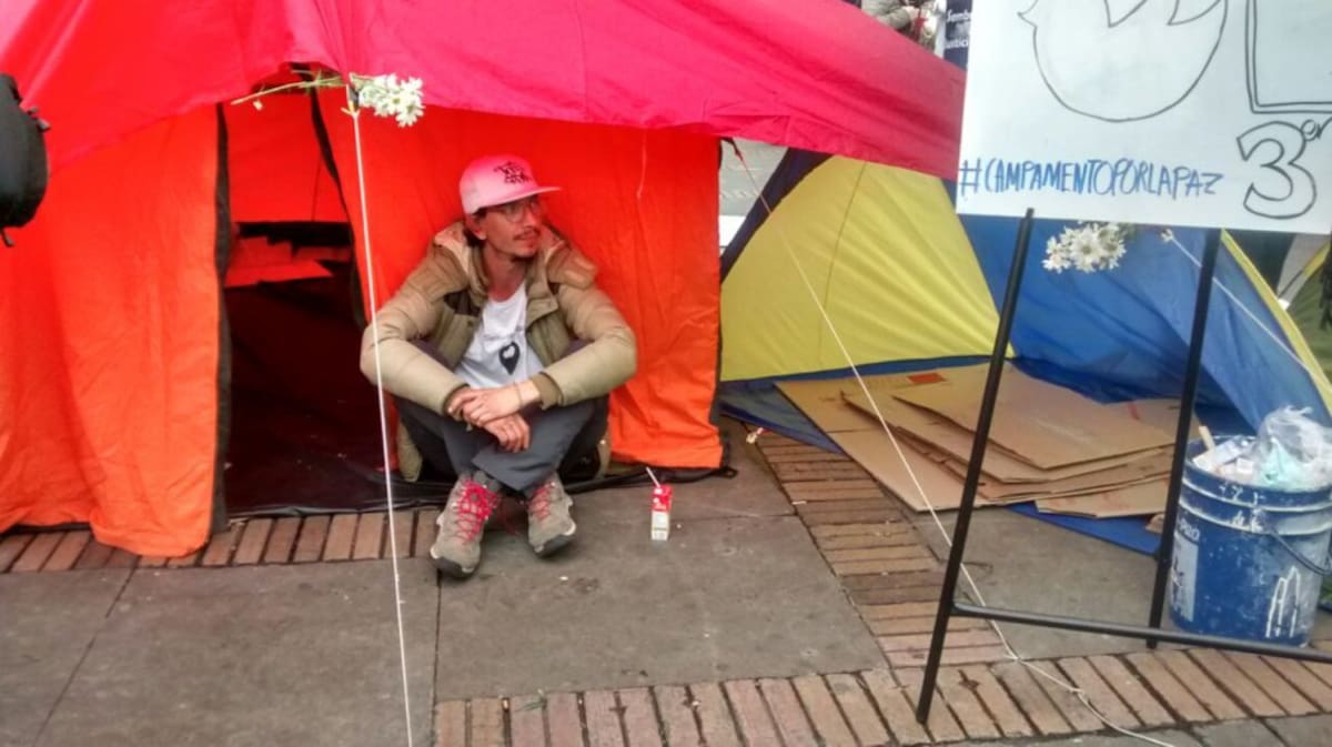 Los campistas permanecen en la céntrica plaza de Bolívar en Bogotá. 