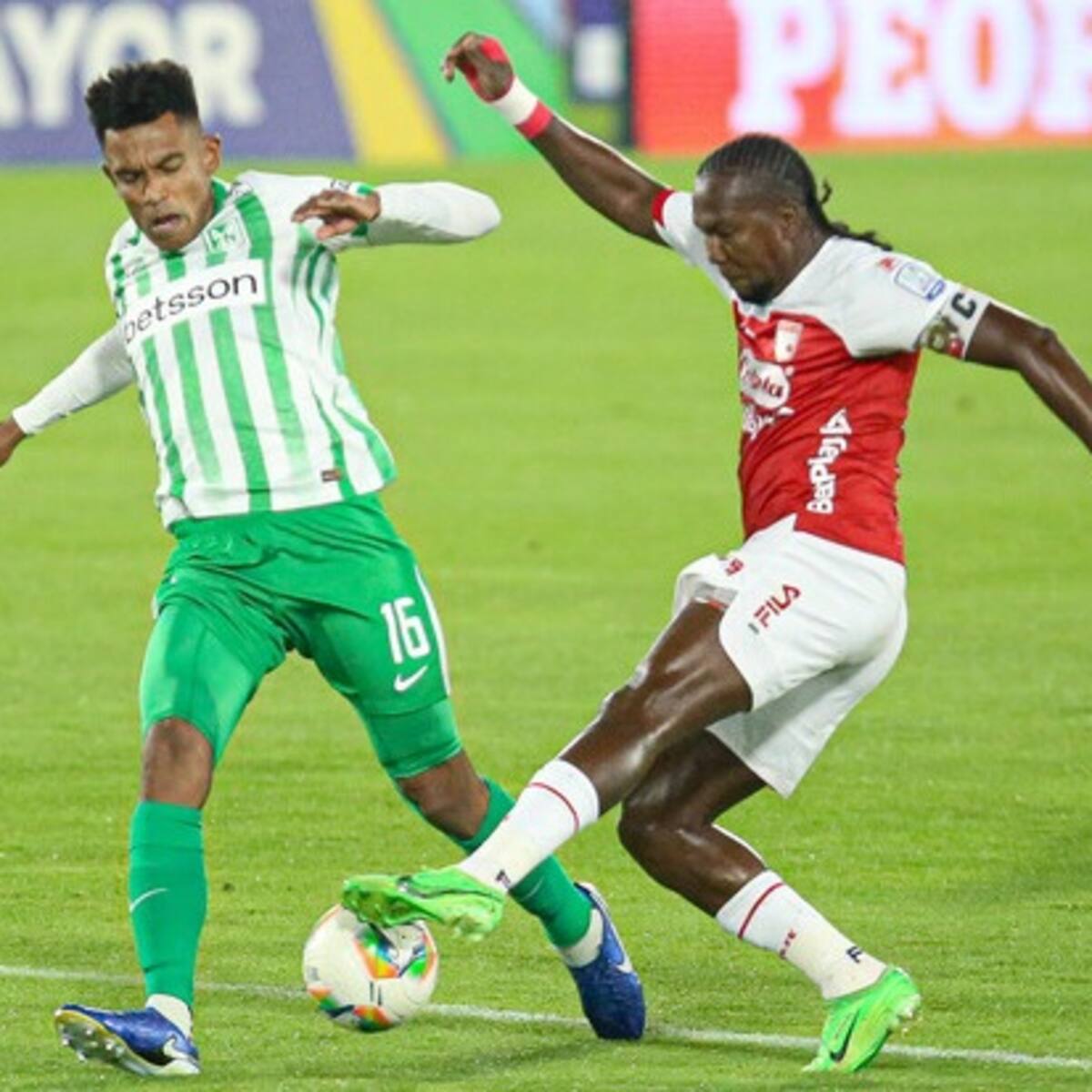 Santa Fe y Nacional igualan en un vibrante partido en El Campín