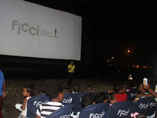 Los niños de La Perimetral en Cartagena, disfrutaron de una noche de Cine