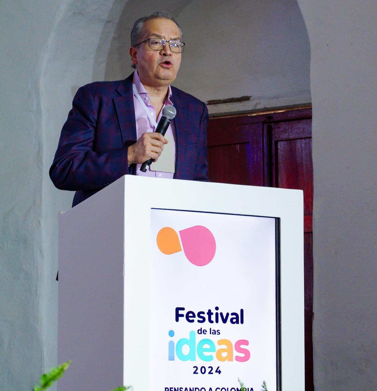 Fernando Carrillo resaltó el papel clave de los jóvenes y los medios de comunicación en la defensa de la democracia durante su intervención en el Festival de las Ideas 2024. | Foto: Caracol Radio