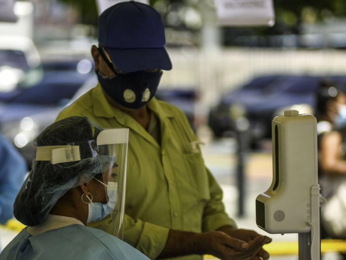 Por cuarta semana consecutiva bajan casos de COVID-19 en el mundo