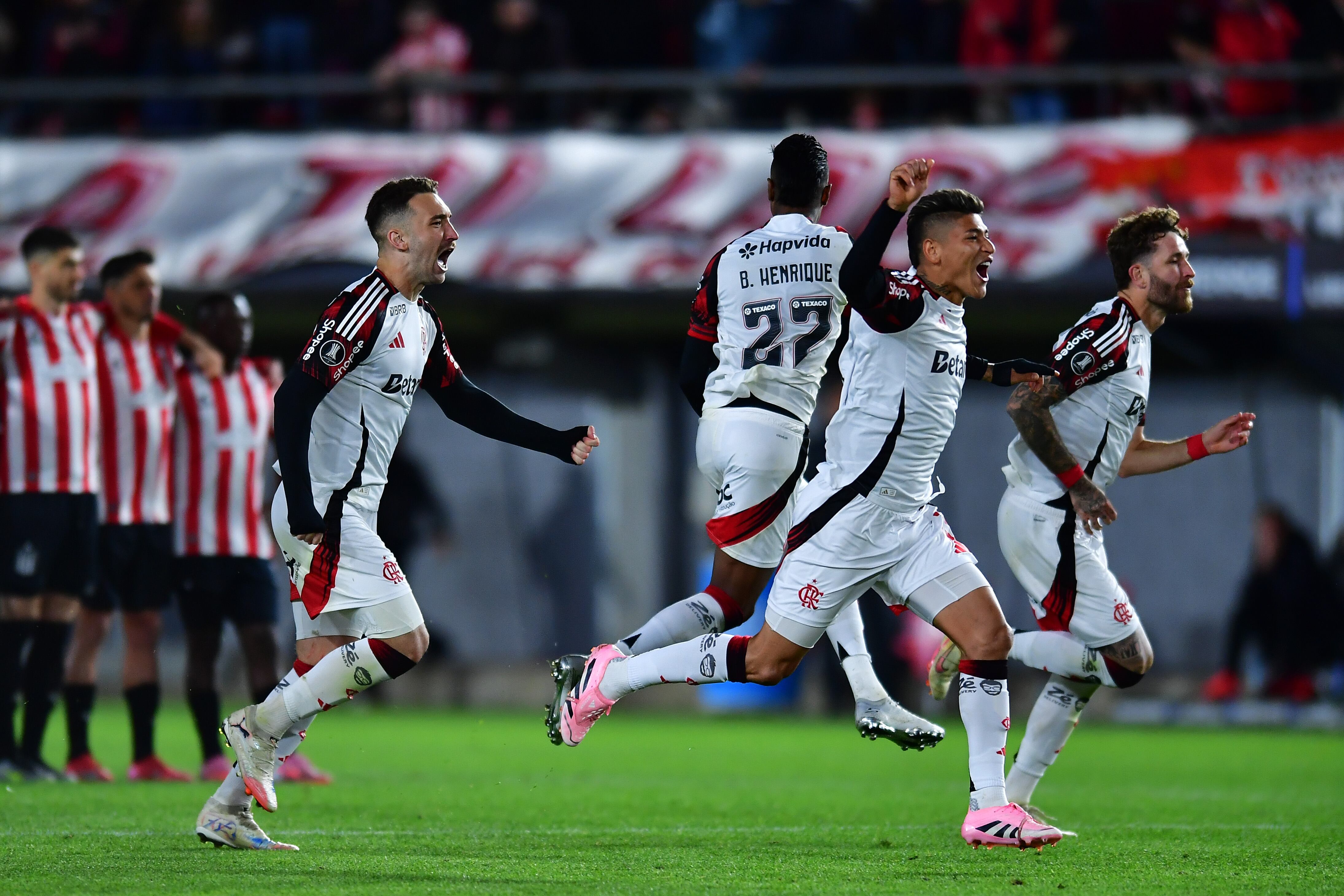 Jorge Carrascal celebra la clasificación de Estudiantes a las semifinales de la Copa Libertadores. (Photo by Marcelo Endelli/Getty Images)