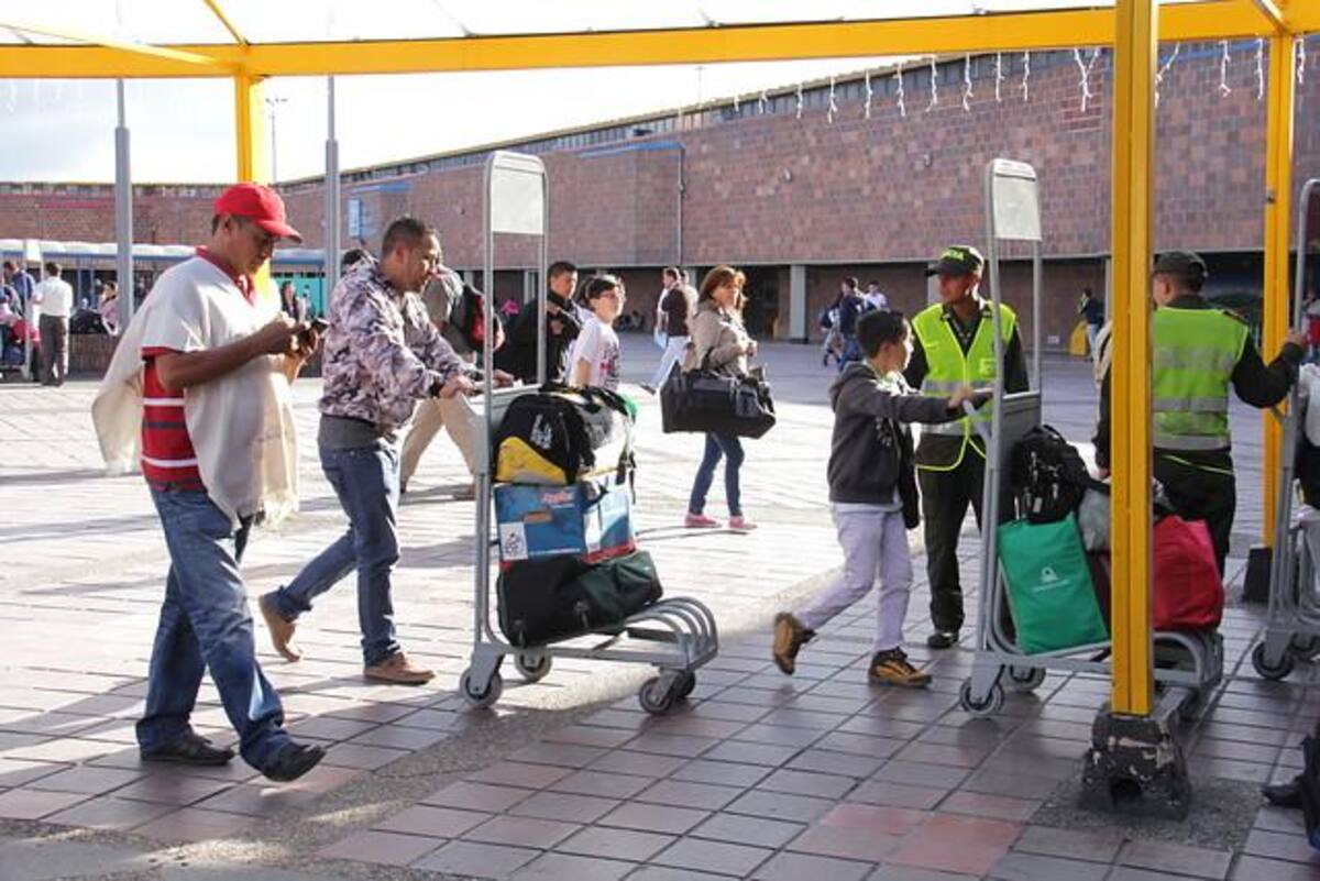 Desde el 24 de diciembre la terminal de transporte y el aeropuerto El Dorado han estado con gran afluencia de pasajeros que irán a otras ciudades o países para disfrutar de las fiestas de esta época. Fin de año no será la excepción.