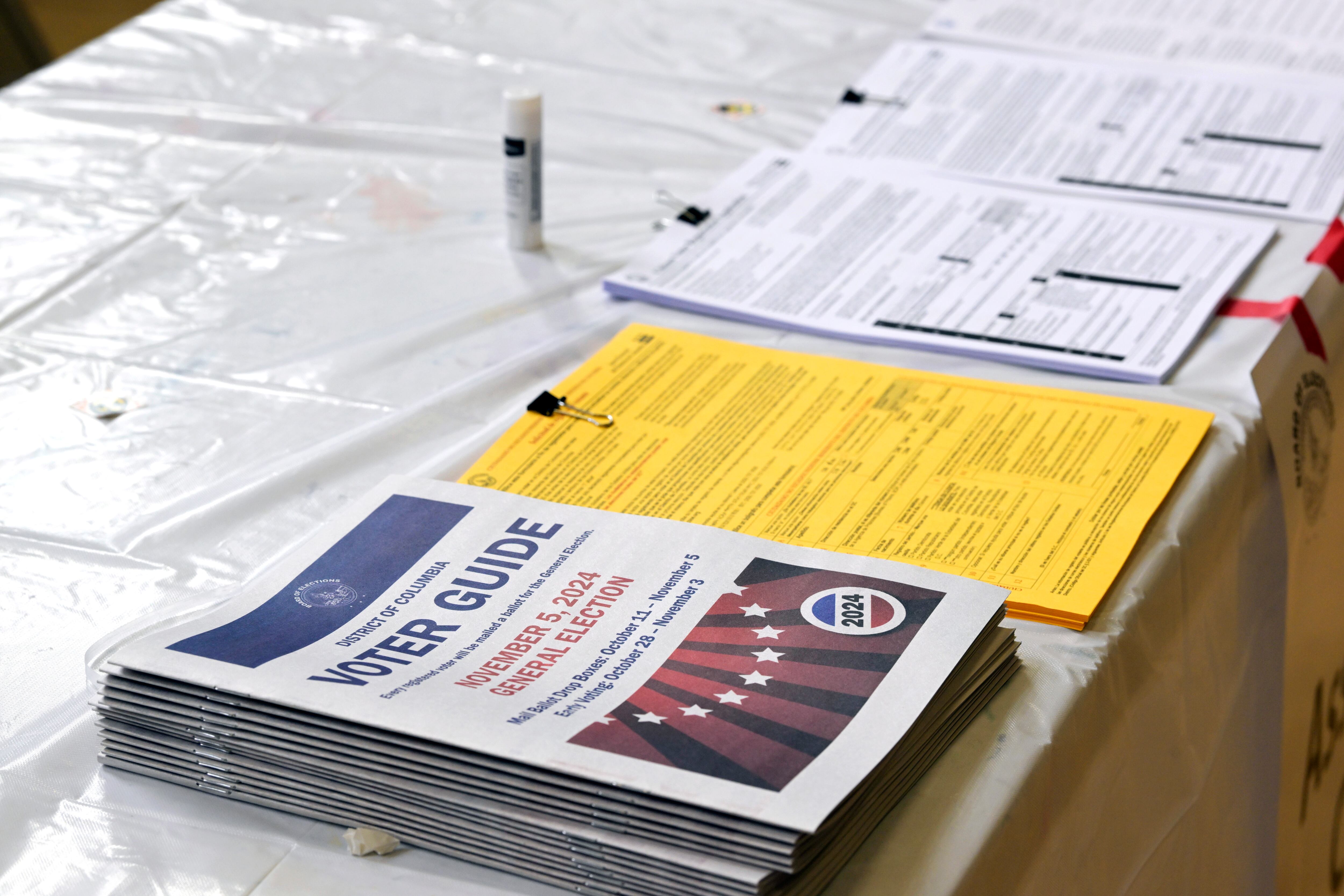 USA8490. WASHINGTON (ESTADOS UNIDOS), 01/11/2024.- Fotografía de guías electorales y hojas de votación anticipada en el Centro de votaciones del Centro Comunitario Columbia Heights, en Wahington (Estados Unidos). Más de 64 millones de estadounidenses han emitido ya su voto de forma anticipada, en persona o por correo, antes de la jornada electoral del próximo martes en EE.UU., de acuerdo con datos de la cadena NBC. EFE/Lenin Nolly