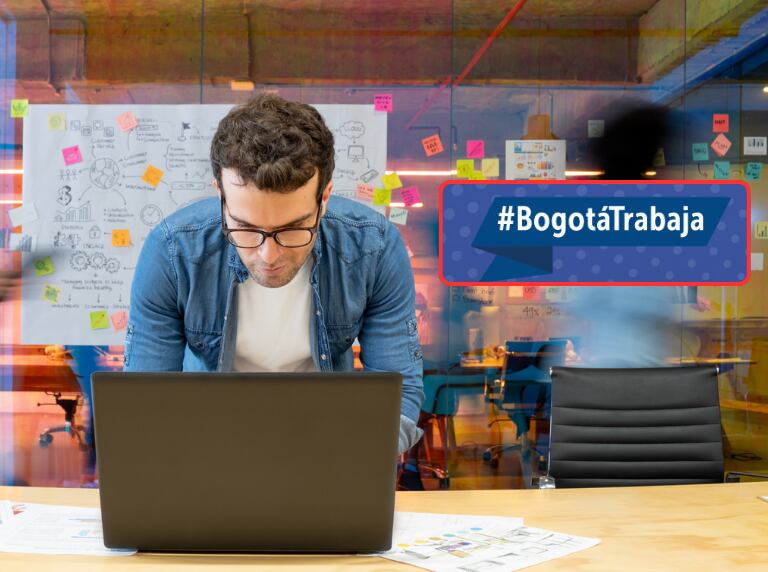 Hombre revisando su computador en su oficina / Portal Bogotá Trabaja (Getty Images / Alcaldía de Bogotá)