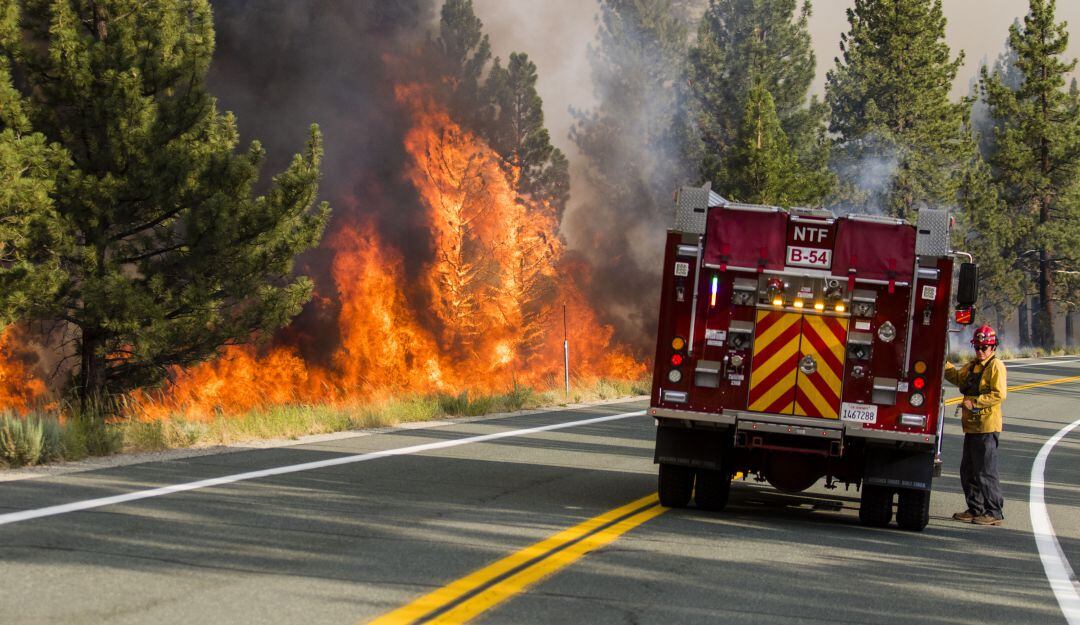 Incendio forestal en California, EE.UU..