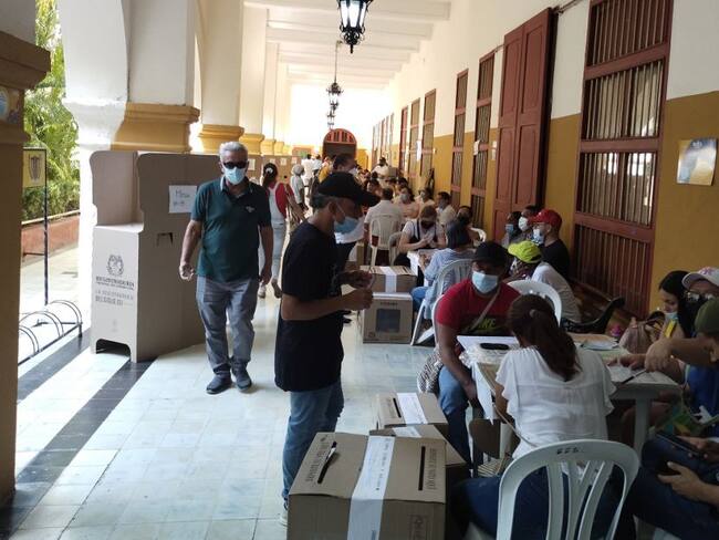 El operador habría incumplido con la instalación de mesas y sillas en algunos puestos de votación, lo que generó retrasos en los comicios de marzo