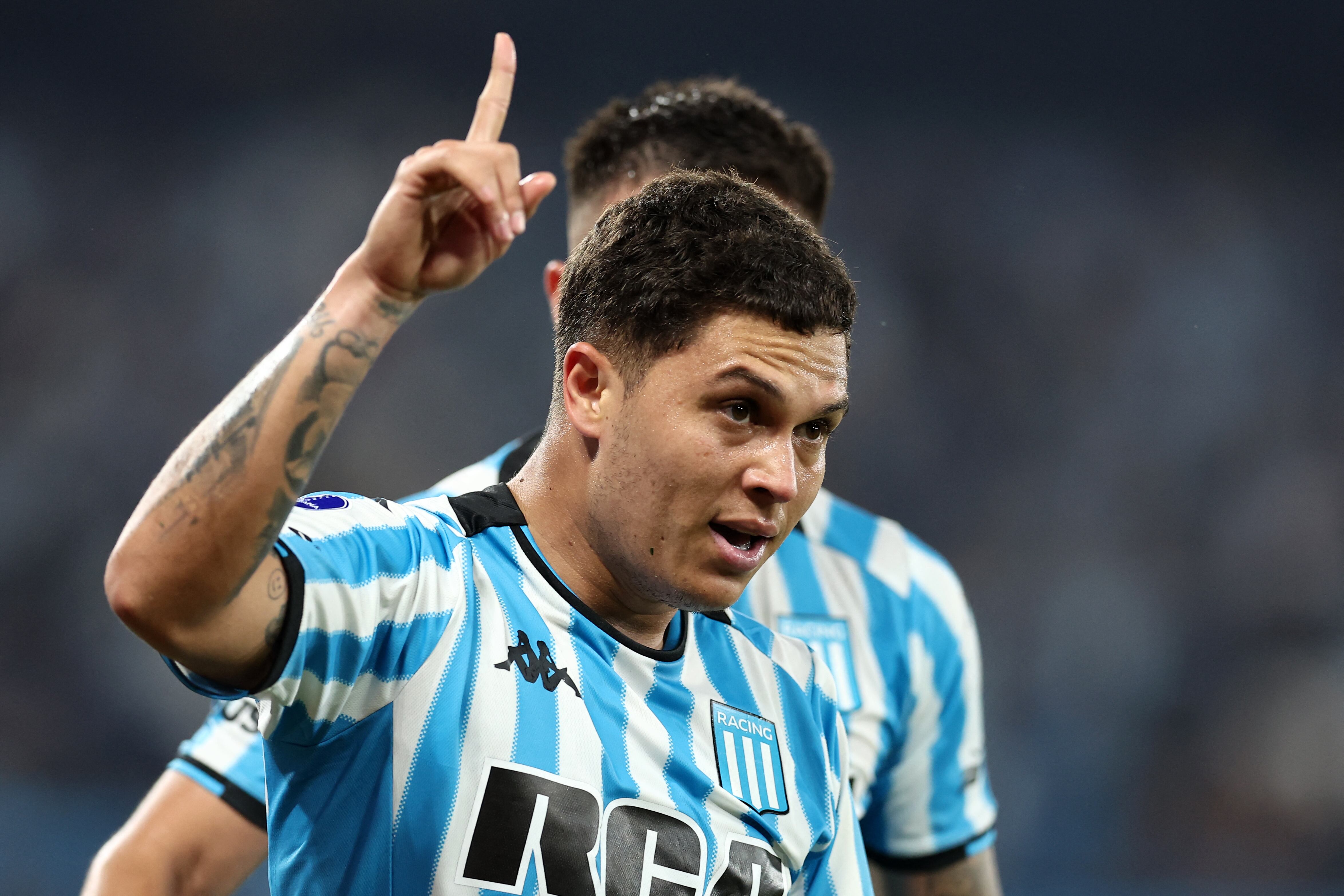 Juan Fernando Quintero celebra uno de sus dos goles ante Corinthians. (Photo by ALEJANDRO PAGNI/AFP via Getty Images)