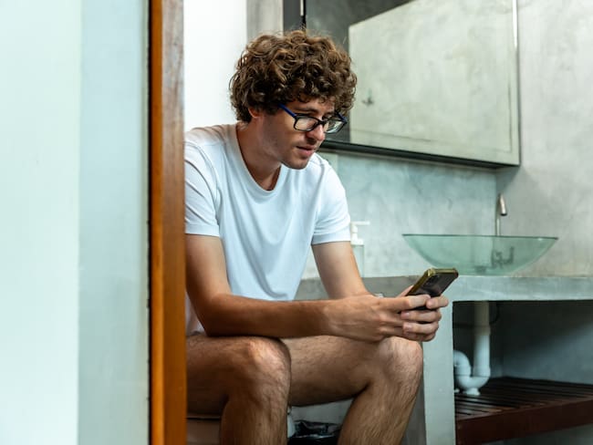 Hombre sentado en inodoro, imagen de referencia (Getty Images).