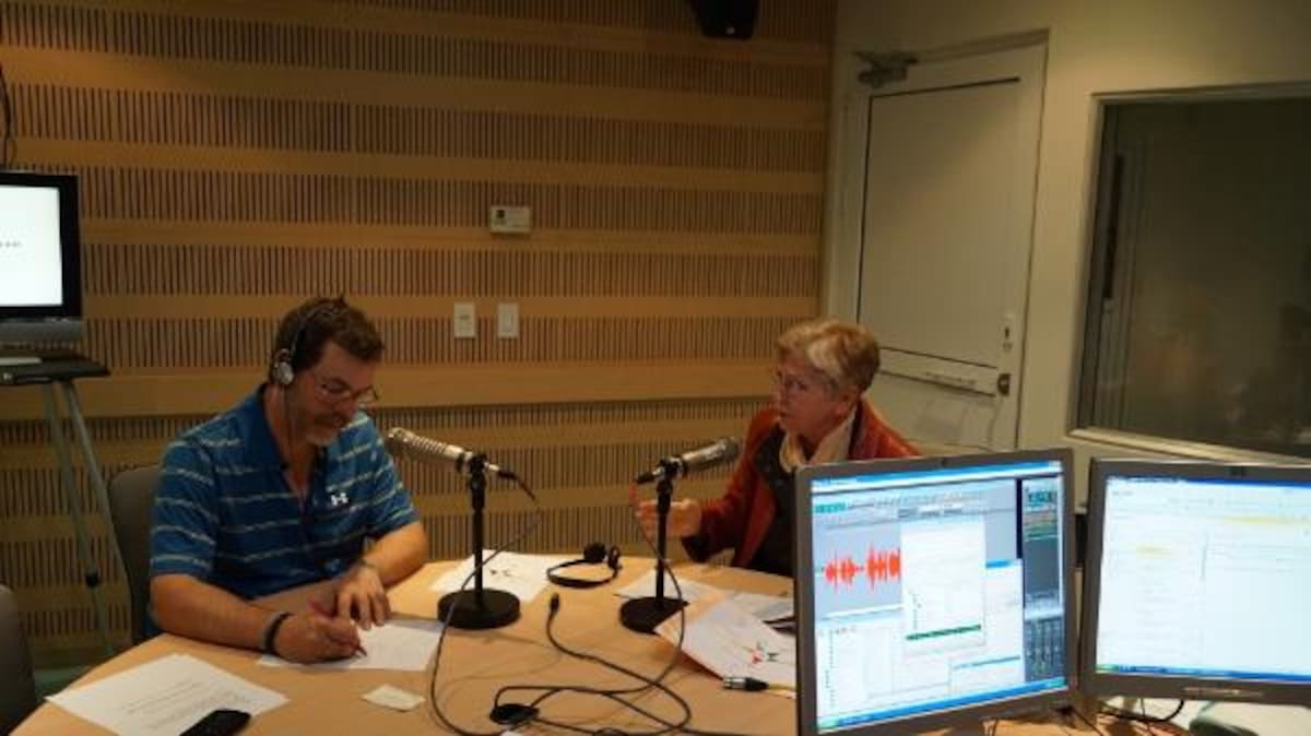 Dr. Santiago Rojas y Abuela Mika Widmanska en entrevista para Sana Mente.