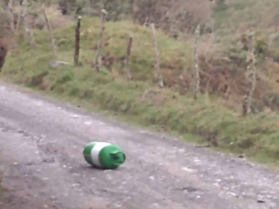 Alerta por cilindro sospechoso en la vía San José de la Montaña - Toledo, Antioquia. Foto: Cortesía.