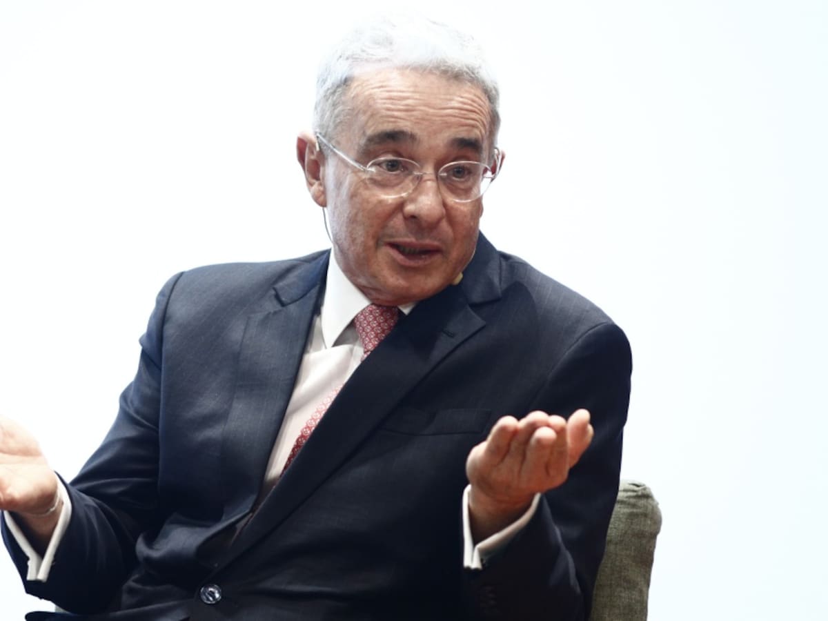 Los polémicos trinos de Álvaro Uribe Vélez contra las cortes