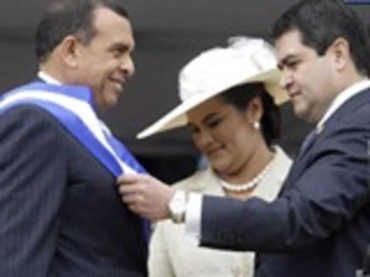 Porfirio Lobo asume la presidencia de Honduras