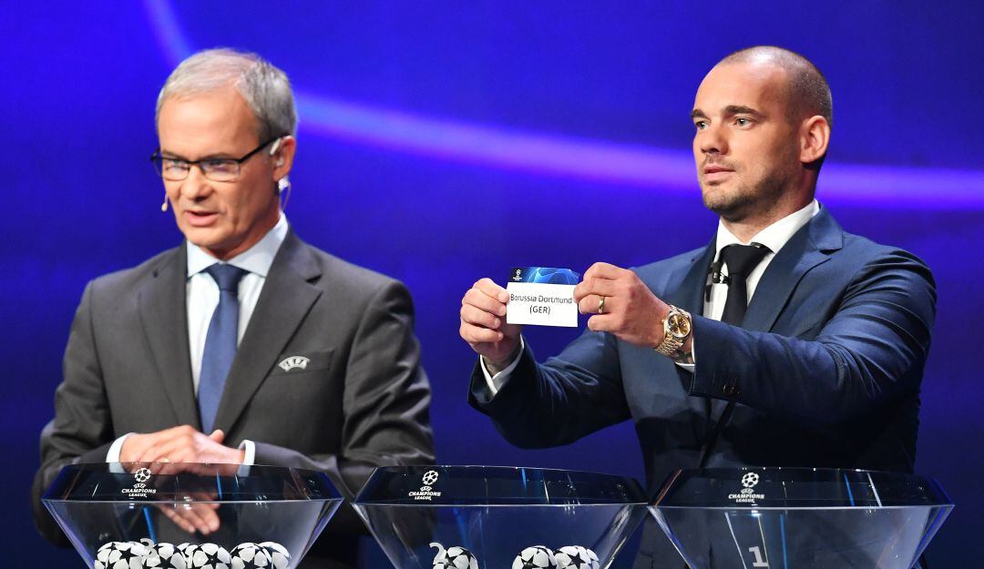 Giorgio Marchetti, secretario general de la UEFA y Wesley Sneijder, exfutbolista neerlandés