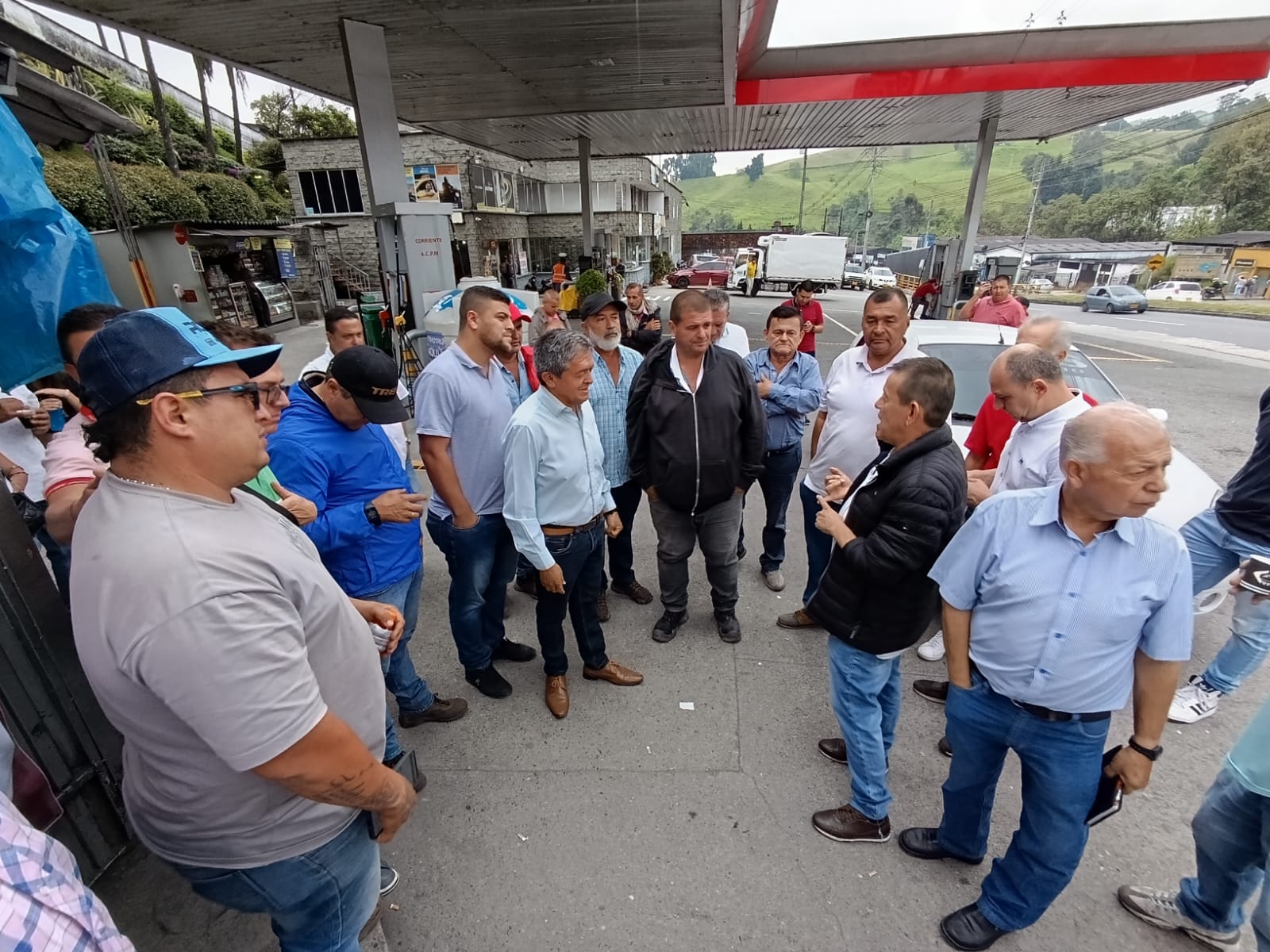 Jorge García, presidente de la Confederación Colombiana de Transportadores, dialogando con los líderes del transporte de carga del Área Metropolitana de Manizales.