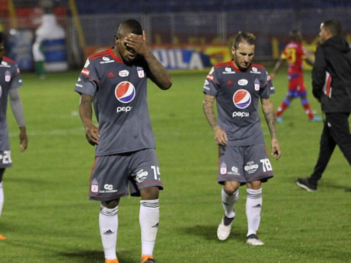 Hinchas de América increpan a jugadores, la policía tuvo que intervenir