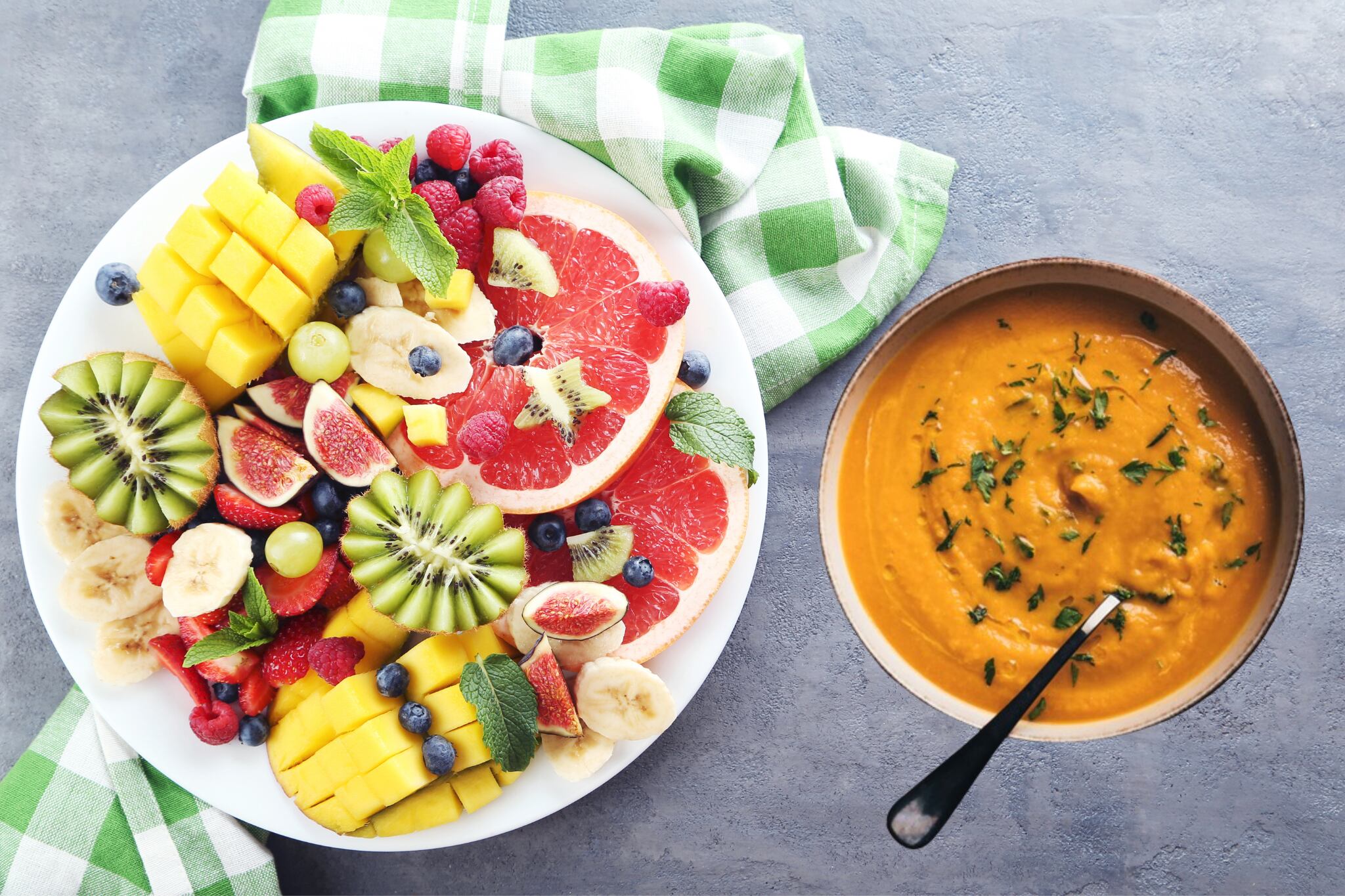 Es más saludable comer sopa o fruta con el almuerzo - Getty Images