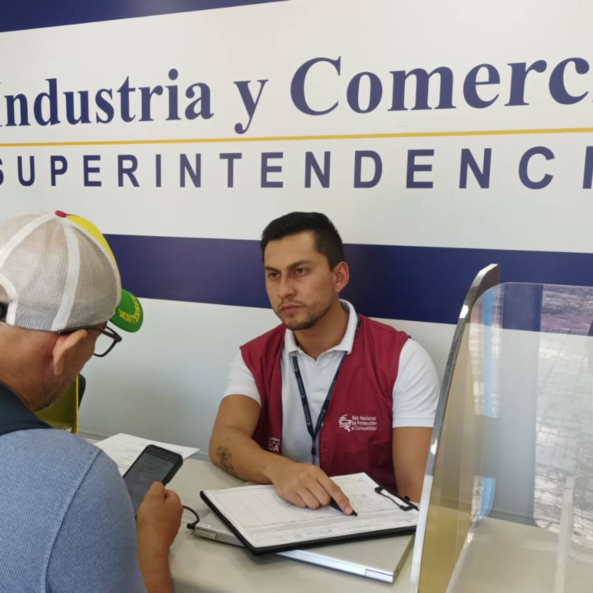 Superindustria continúa su ruta de orientación a los consumidores en Bolívar