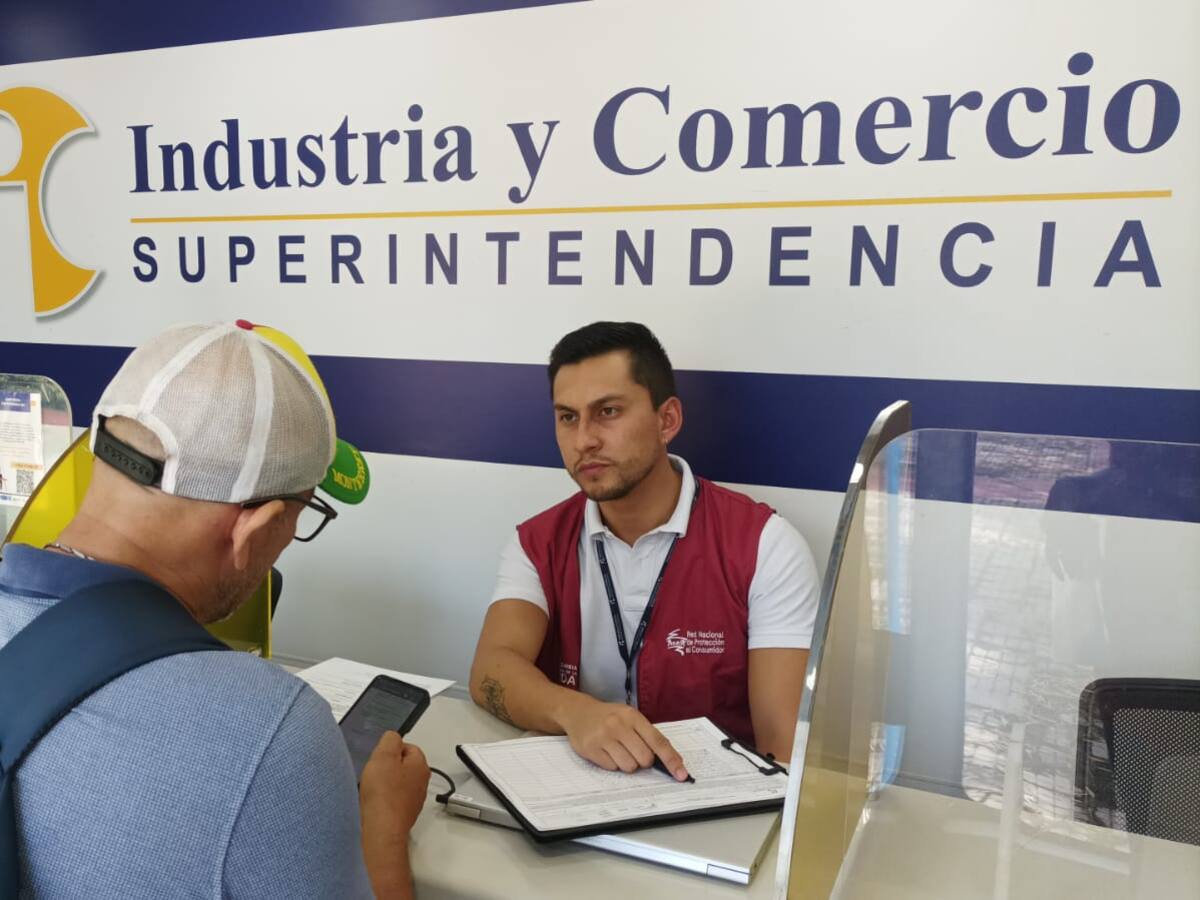 Superindustria continúa su ruta de orientación a los consumidores en Bolívar