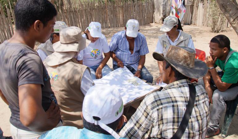 Equipo de la Unidad de Restitución de Tierras con víctimas de la vereda La trinidad.