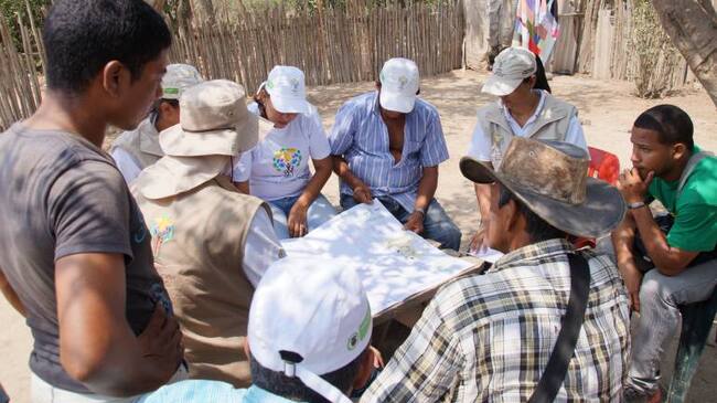 Equipo de la Unidad de Restitución de Tierras con víctimas de la vereda La trinidad.