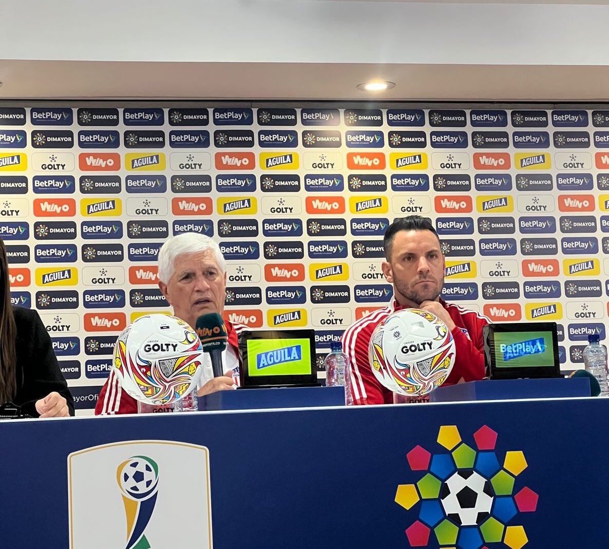 Julio Comesaña y Sebastián Viera, técnico y capitán del Junior / @JuniorClubSA