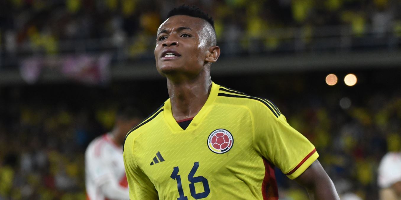 Óscar Cortés festeja uno de sus dos goles ante Perú / FCF.