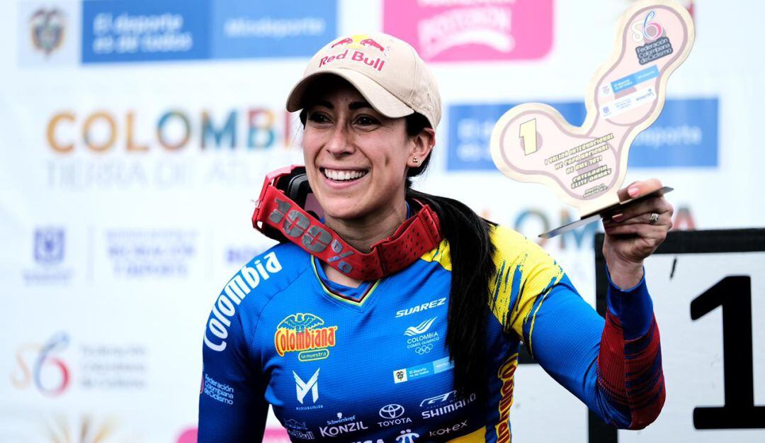 Mariana Pajón festeja el título de la competencia.