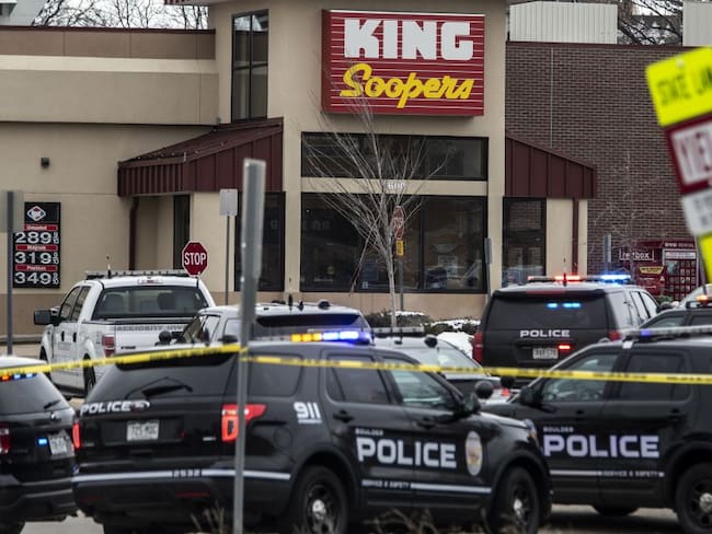 La policía responde en una tienda de comestibles de King Sooper donde un hombre armado abrió fuego el 22 de marzo de 2021 en Boulder, Colorado. Diez personas, incluido un oficial de policía, murieron en el ataque.