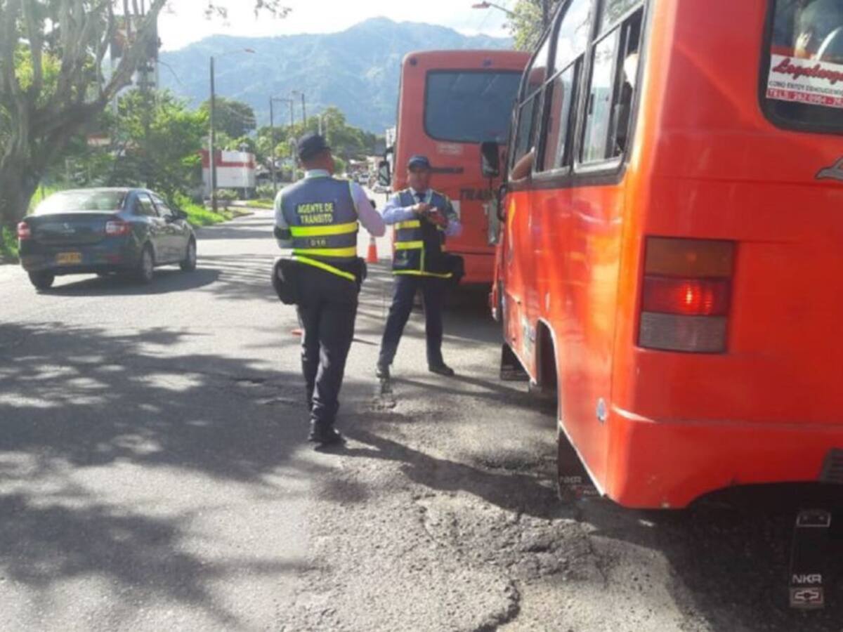 Conductores de buseta protestan en Ibagué