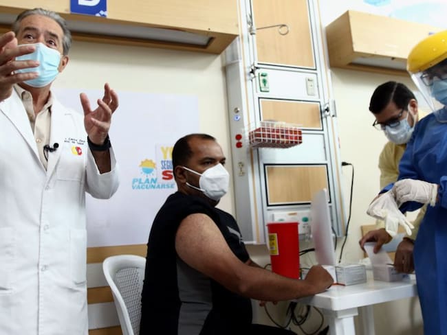 El ministro de salud de Ecuador explicando el proceso de vacunación