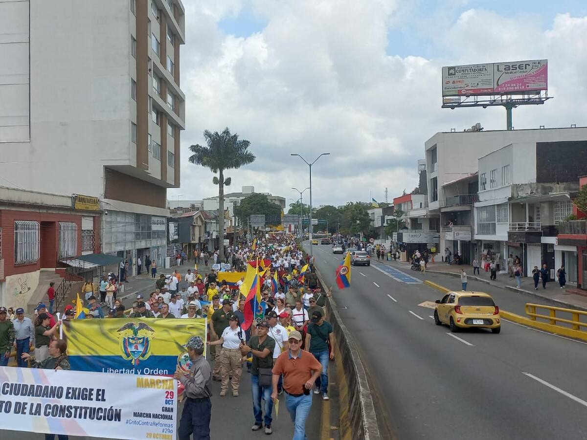Masiva participación en marcha de Armenia contra reformas y la violencia en territorios