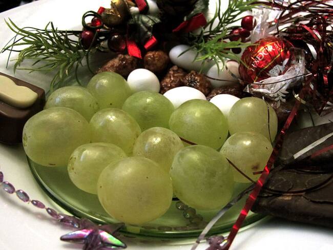 A las 12 de la noche se debe comer 12 uvas y por cada una pedir un deseo. 