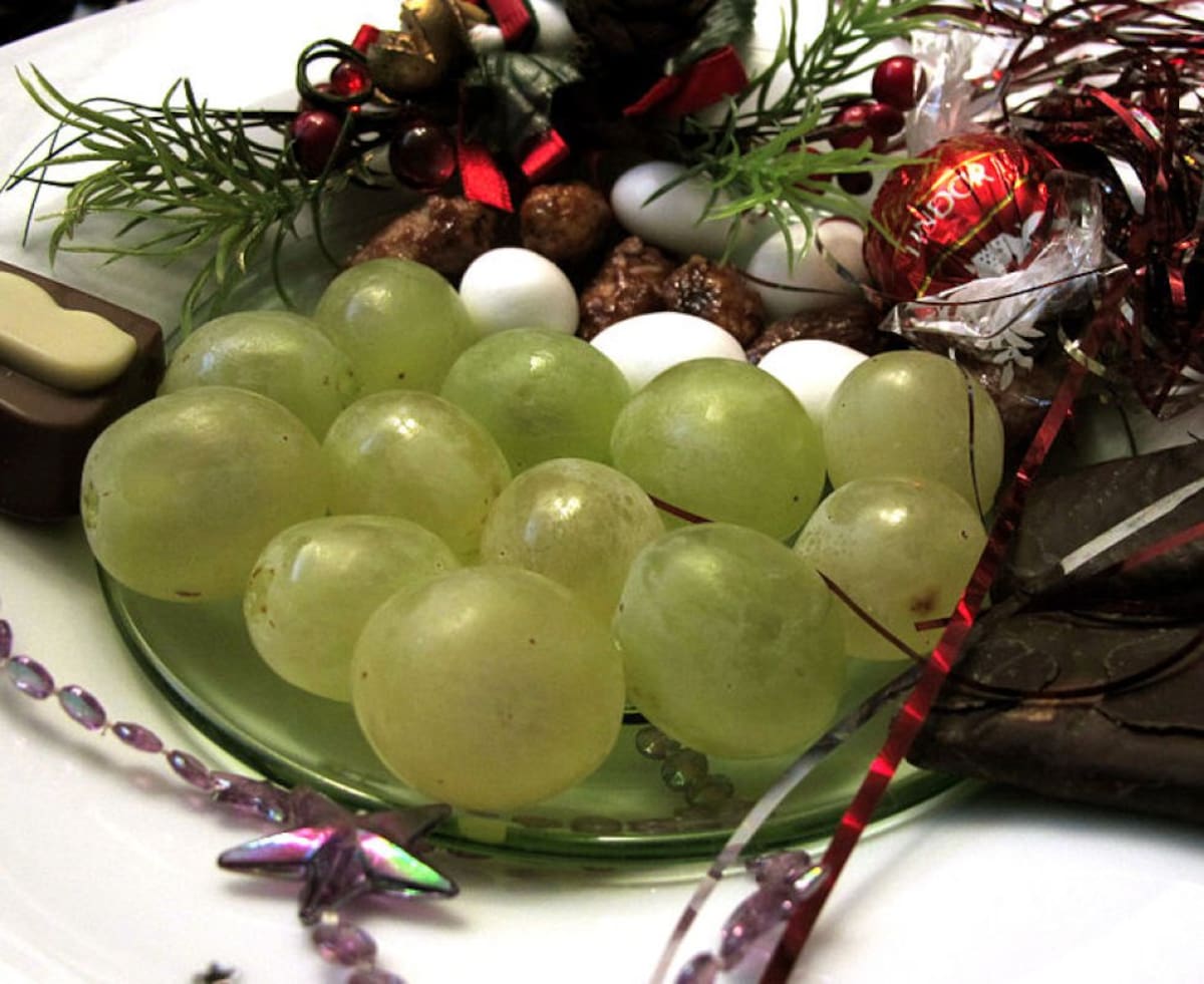 A las 12 de la noche se debe comer 12 uvas y por cada una pedir un deseo. 