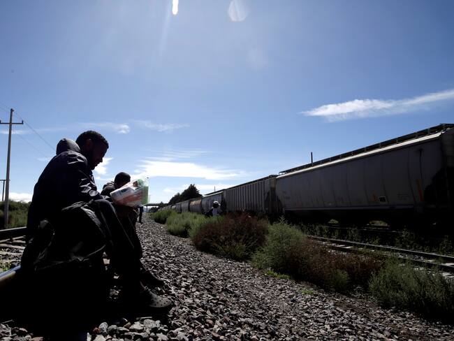 MEX8538.CIUDAD SERDÁN (MÉXICO), 18/10/2023.- Migrantes centroamericanos descansan en la vía del tren denominado "La Bestia", hoy en la comunidad de Jesús Nazareno, perteneciente al municipio de Ciudad Serdán Estado de Puebla (México). El paso de migrantes a bordo del tren La Bestia ha subido un 60 % en las últimas cuatro semanas en Puebla, estado del centro de México, reveló este miércoles la Cruz Roja Mexicana, a pesar de los operativos del Gobierno mexicano. EFE/ Hilda Ríos