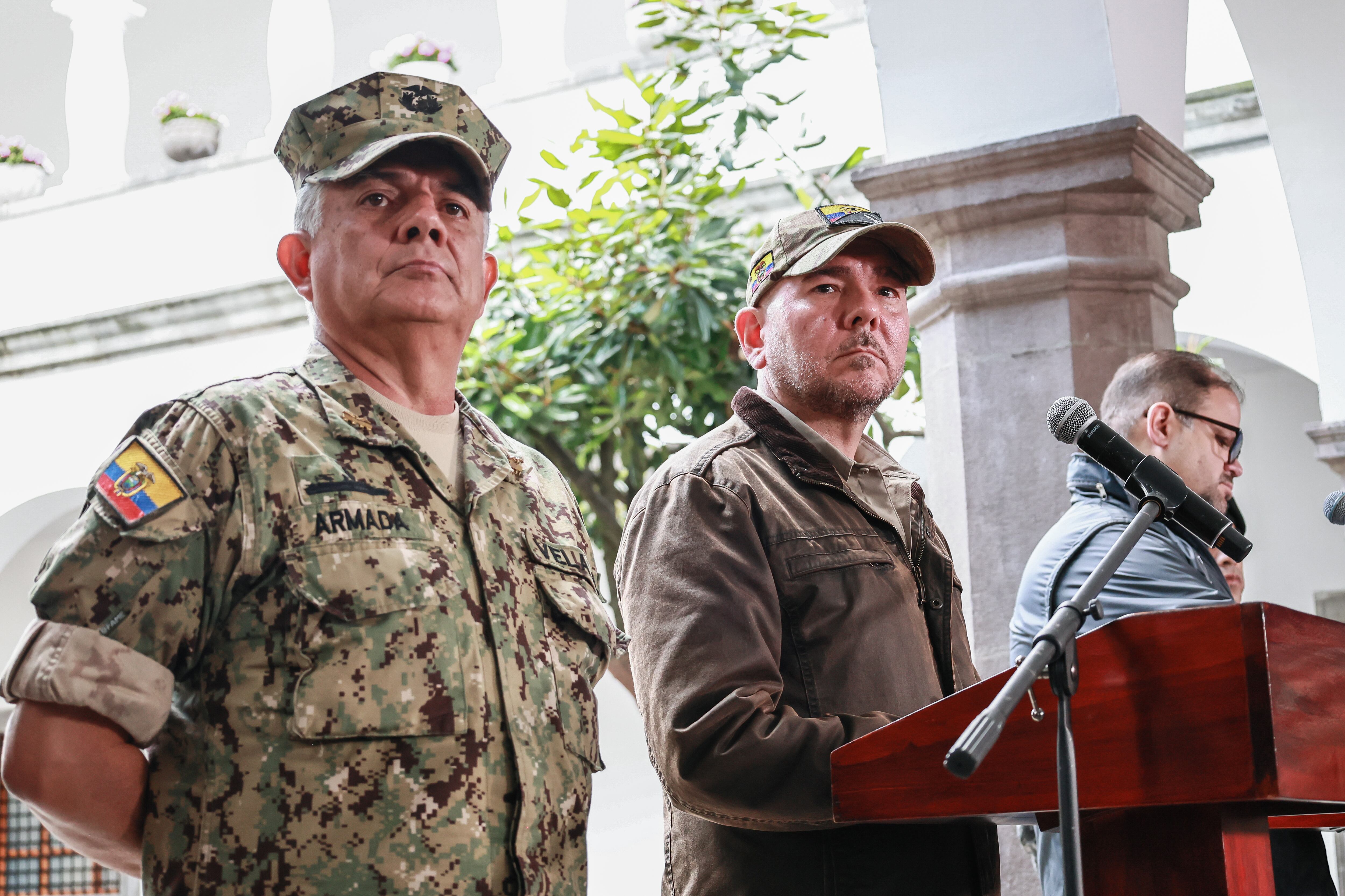 AME8750. QUITO (ECUADOR), 26/06/2025.- Fotografía cedida por la Presidencia de Ecuador del comandante del Comando Conjunto de las Fuerzas Armadas de Ecuador, Jaime Vela (i), y el ministro de Defensa Nacional, Gian Carlo Loffredo (c), participando en una rueda de prensa este jueves, en el Palacio de Carondelet, sede de la Presidencia en Quito (Ecuador). El Gobierno de Ecuador espera que las autoridades de Estados Unidos soliciten en breve la extradición del narcotraficante José Adolfo Macías Villamar, alias "Fito", el líder criminal más buscado de Ecuador, al que recapturaron tras permanecer cerca de año y medio prófugo desde que escapó de una prisión y que tiene cargos en su contra en la Justicia estadounidense. EFE/ Presidencia de Ecuador /SOLO USO EDITORIAL/NO VENTAS/SOLO DISPONIBLE PARA ILUSTRAR LA NOTICIA QUE ACOMPAÑA (CRÉDITO OBLIGATORIO)