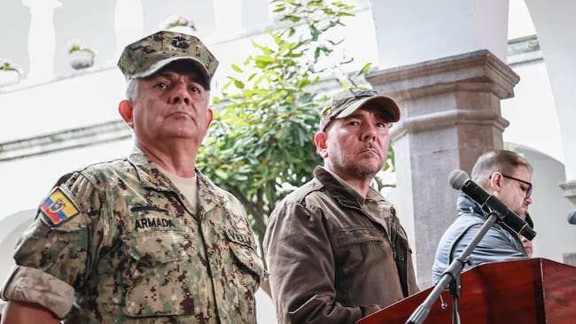 AME8750. QUITO (ECUADOR), 26/06/2025.- Fotografía cedida por la Presidencia de Ecuador del comandante del Comando Conjunto de las Fuerzas Armadas de Ecuador, Jaime Vela (i), y el ministro de Defensa Nacional, Gian Carlo Loffredo (c), participando en una rueda de prensa este jueves, en el Palacio de Carondelet, sede de la Presidencia en Quito (Ecuador). El Gobierno de Ecuador espera que las autoridades de Estados Unidos soliciten en breve la extradición del narcotraficante José Adolfo Macías Villamar, alias "Fito", el líder criminal más buscado de Ecuador, al que recapturaron tras permanecer cerca de año y medio prófugo desde que escapó de una prisión y que tiene cargos en su contra en la Justicia estadounidense. EFE/ Presidencia de Ecuador /SOLO USO EDITORIAL/NO VENTAS/SOLO DISPONIBLE PARA ILUSTRAR LA NOTICIA QUE ACOMPAÑA (CRÉDITO OBLIGATORIO)