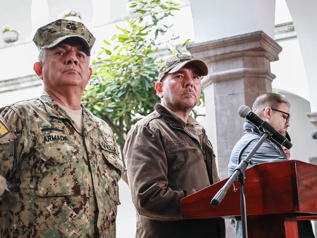 AME8750. QUITO (ECUADOR), 26/06/2025.- Fotografía cedida por la Presidencia de Ecuador del comandante del Comando Conjunto de las Fuerzas Armadas de Ecuador, Jaime Vela (i), y el ministro de Defensa Nacional, Gian Carlo Loffredo (c), participando en una rueda de prensa este jueves, en el Palacio de Carondelet, sede de la Presidencia en Quito (Ecuador). El Gobierno de Ecuador espera que las autoridades de Estados Unidos soliciten en breve la extradición del narcotraficante José Adolfo Macías Villamar, alias "Fito", el líder criminal más buscado de Ecuador, al que recapturaron tras permanecer cerca de año y medio prófugo desde que escapó de una prisión y que tiene cargos en su contra en la Justicia estadounidense. EFE/ Presidencia de Ecuador /SOLO USO EDITORIAL/NO VENTAS/SOLO DISPONIBLE PARA ILUSTRAR LA NOTICIA QUE ACOMPAÑA (CRÉDITO OBLIGATORIO)
