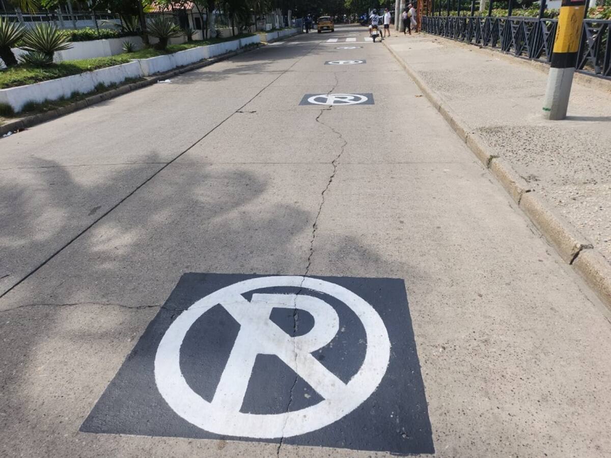 Demarcan señalización en zonas críticas de mal parqueo y movilidad en Laguito y Bocagrande
