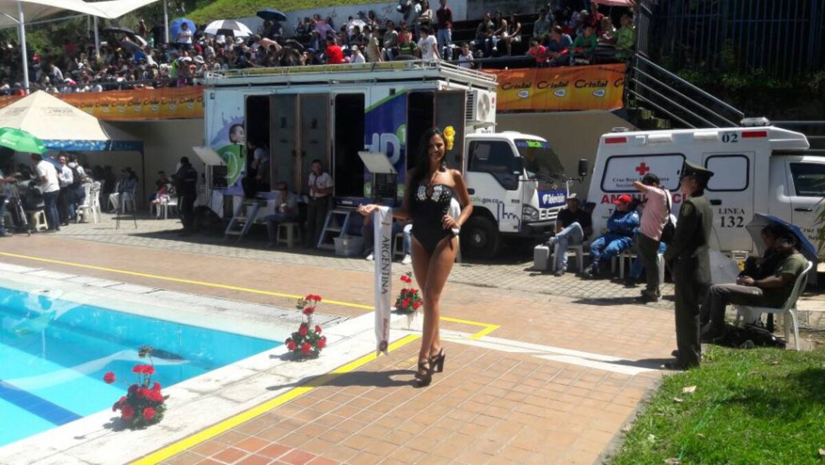 Desfile en traje de baño con las candidatas al Reinado Internacional del Café