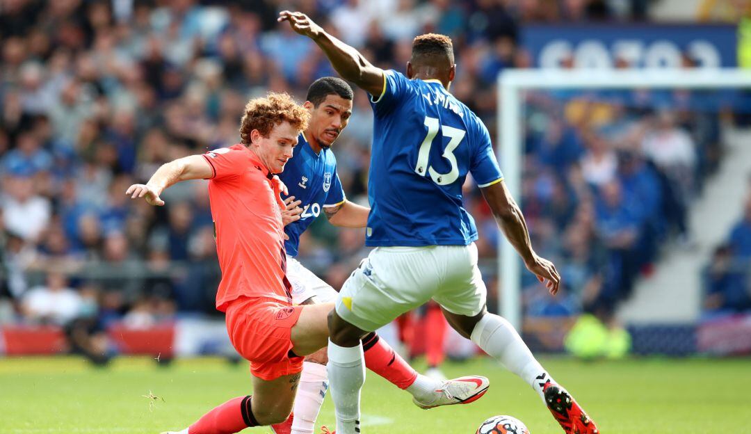 Yerry Mina disputa un balón en el juego ante el Norwich City.