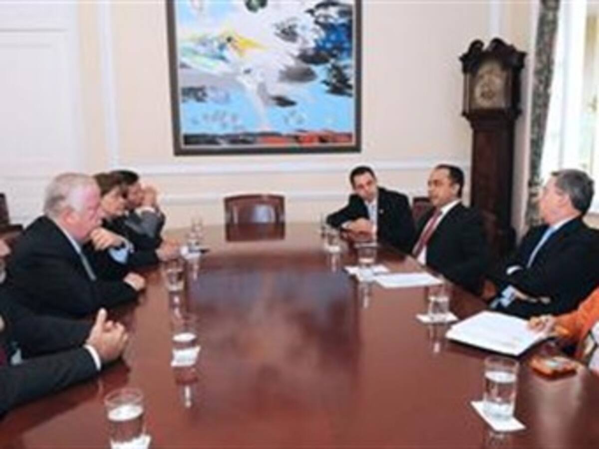 Uribe advirtió que sólo utilizará los canales diplomáticos para resolver la crisis con Venezuela