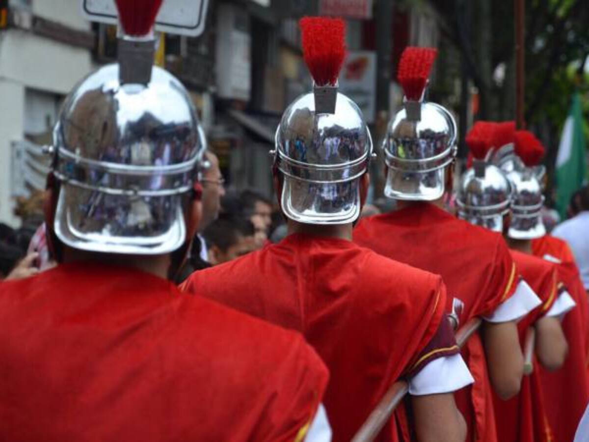 65 años de tradición de la Guardia Romana que acompaña la Semana Santa