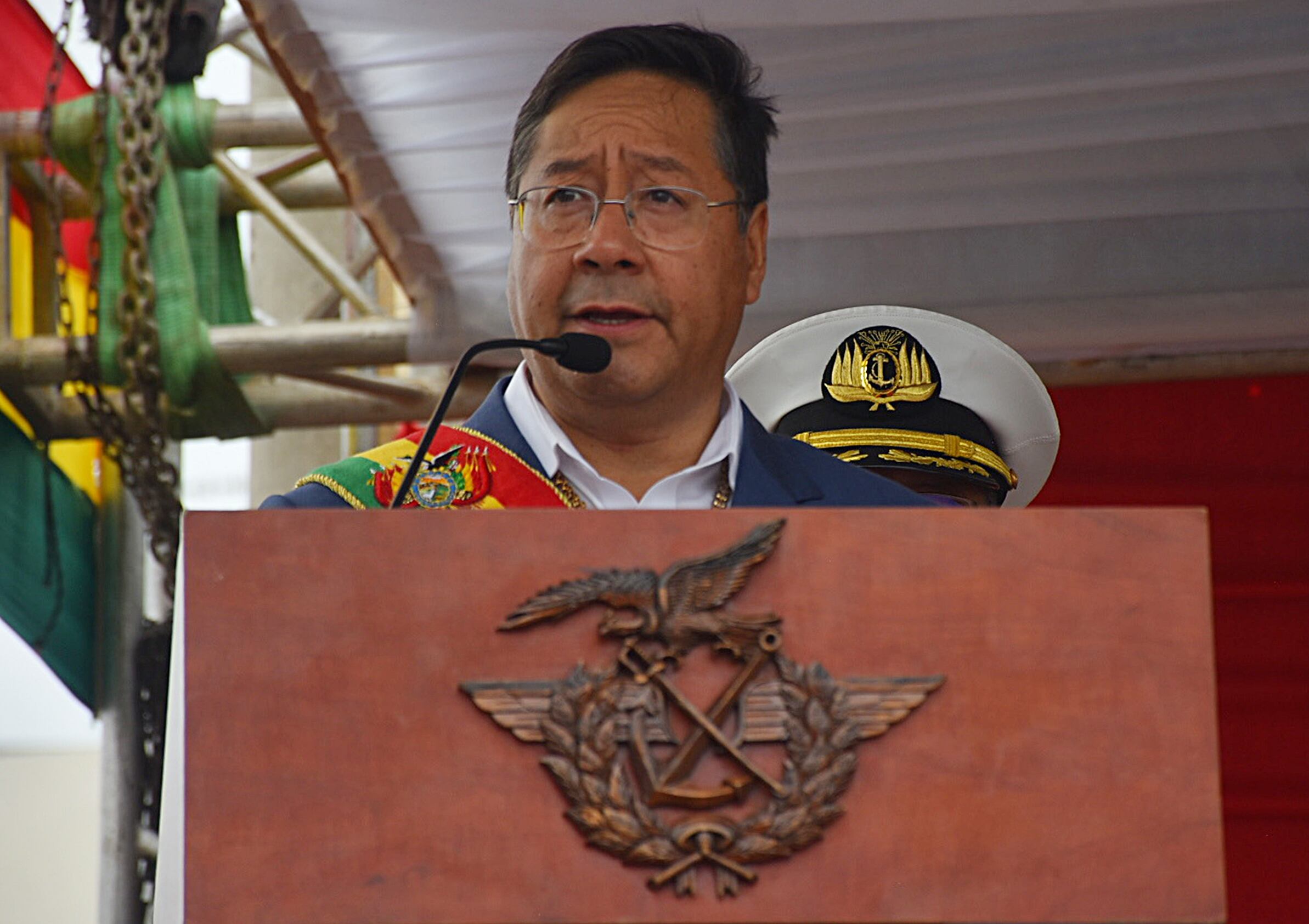 AME8728. TRINIDAD (BOLIVIA), 07/08/2024.- El presidente de Bolivia, Luis Arce, habla durante un desfile de conmemoración por el aniversario de las Fuerzas Armadas, este miércoles en Trinidad (Bolivia). El presidente de Bolivia, Luis Arce, planteó este miércoles la transformación de las Fuerzas Armadas para evitar sucesos como la toma militar del pasado 26 de junio que su Gobierno calificó como un "golpe de Estado fallido". EFE/STR