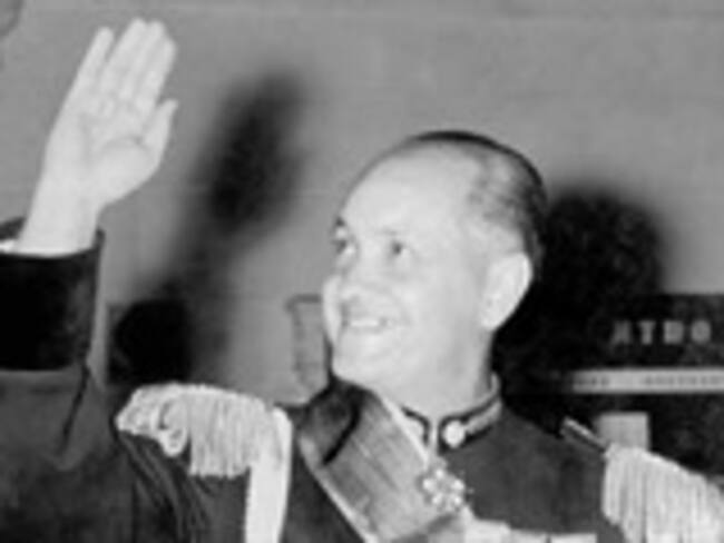 Gustavo Rojas Pinilla renuncia a la presidencia de Colombia