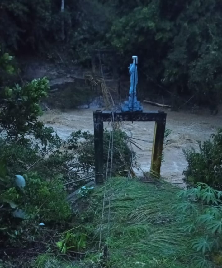 Puente destruido en Valdivia que deja a cerca de 100 familias incomunicadas- foto cortesía