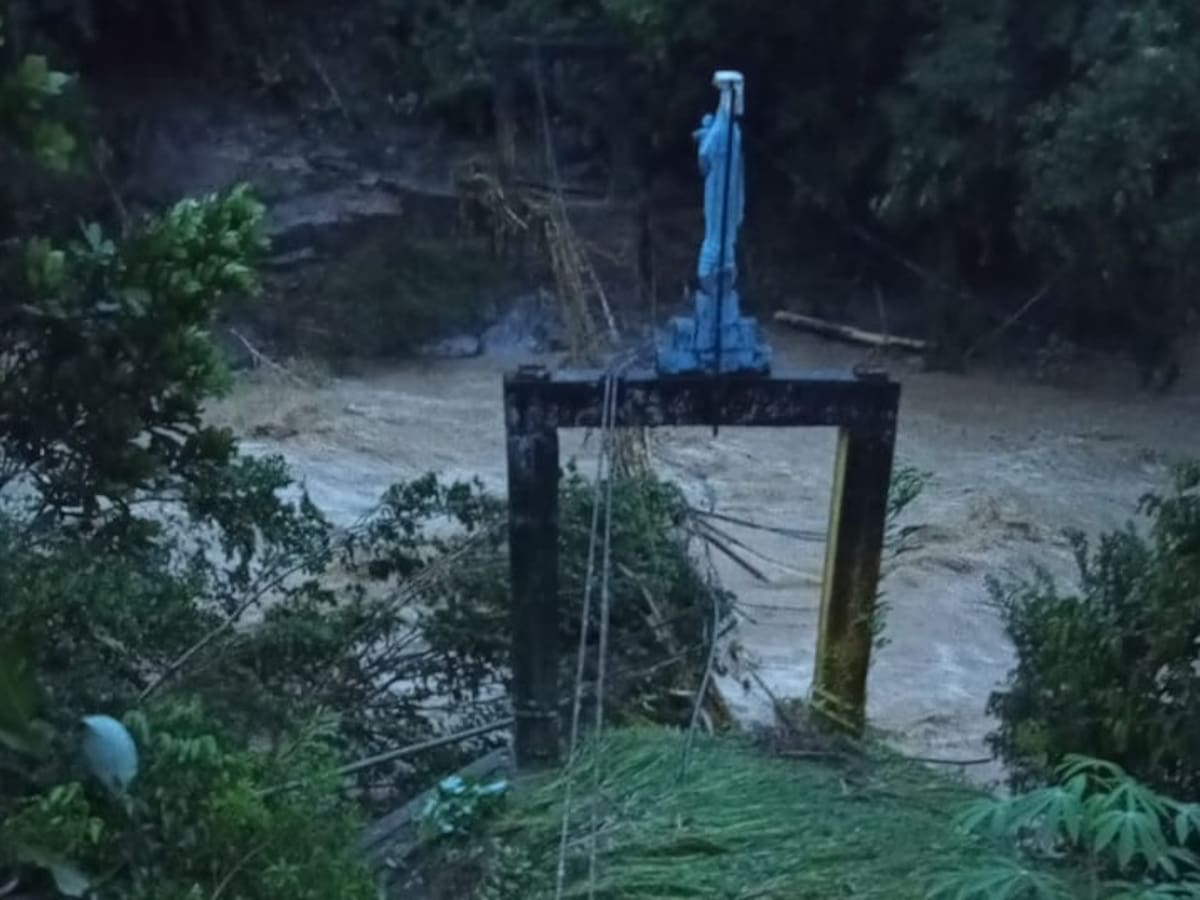 Una creciente súbita dejó incomunicadas a unas 80 familias y un campesino herido en Valdivia