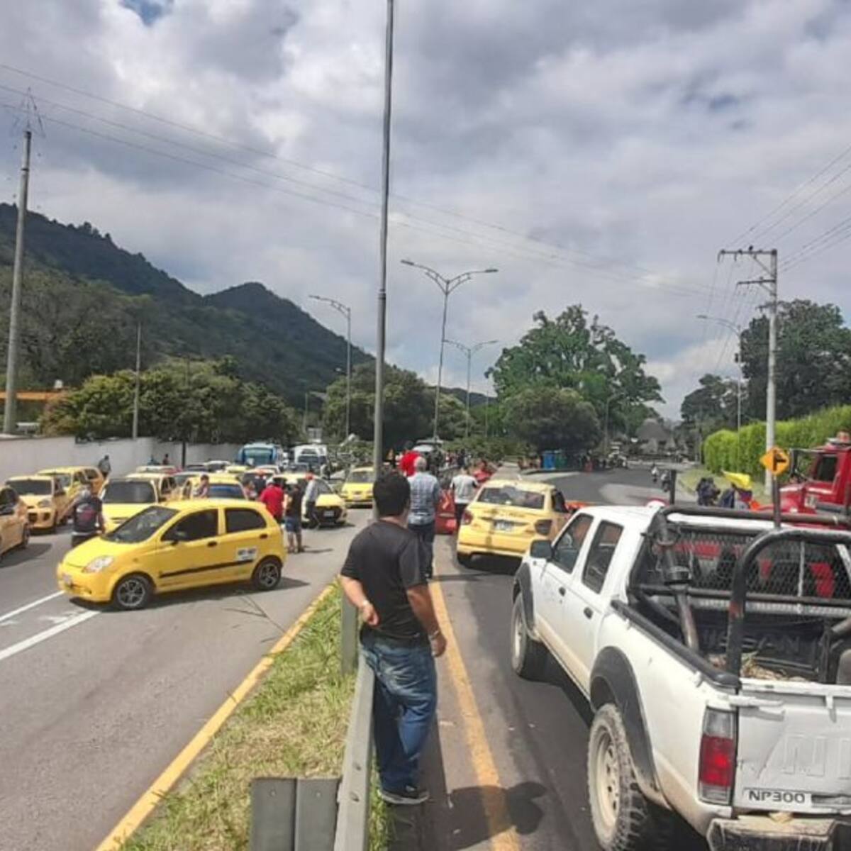 VIDEO: Protesta por arreglos en la vía a Piedecuesta
