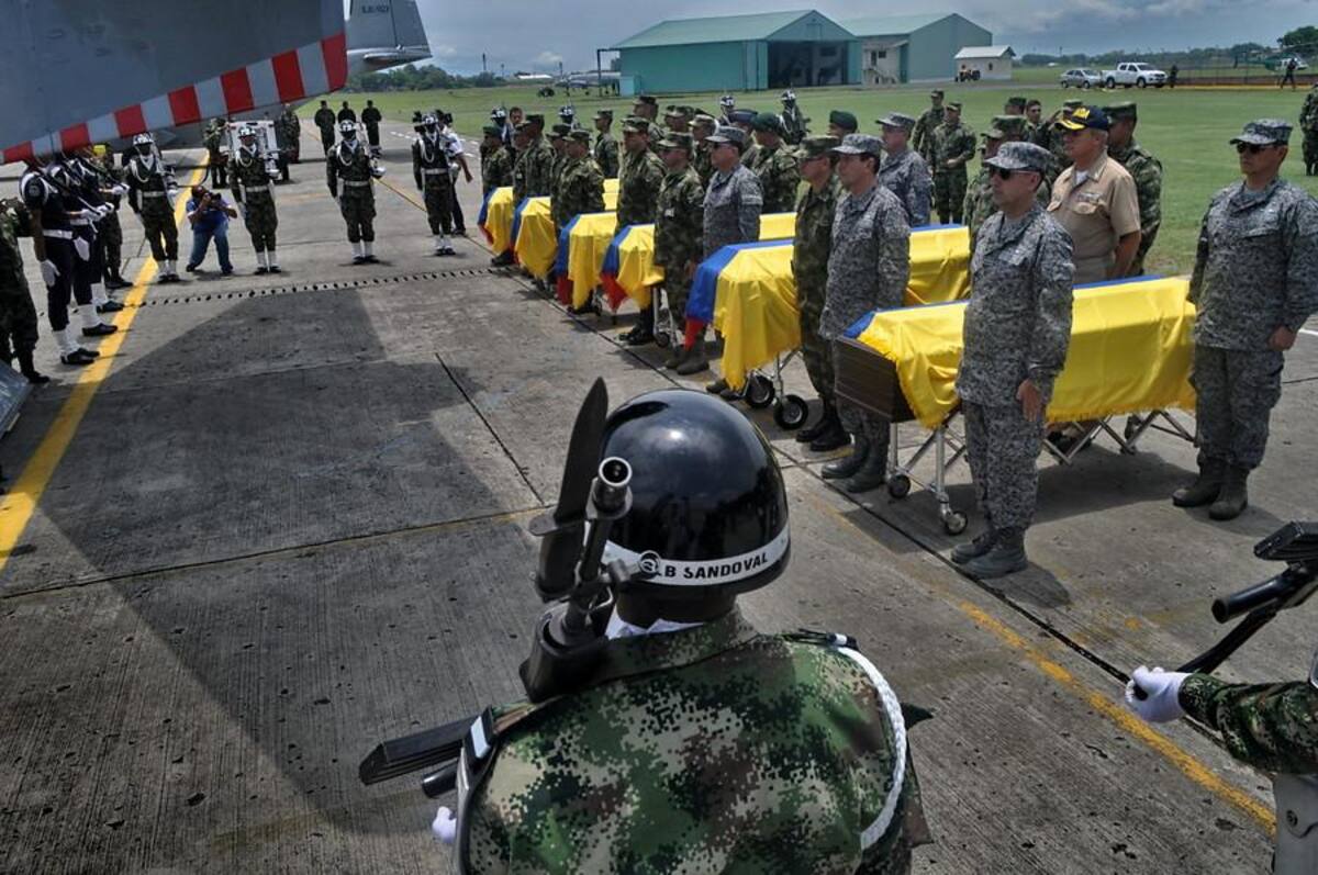 Miembros del Ejército y la Fuerza Aérea despidieron los feretros de los soldados asesinados por las Farc en una emboscada en  Buenos Aires, Cauca.